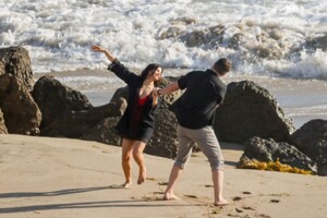 jenna-dewan-the-rookie-set-at-the-beach-in-malibu-12-18-2023-15.jpg