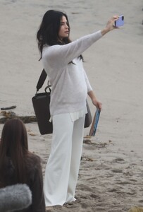 jenna-dewan-the-rookie-set-at-the-beach-in-malibu-12-18-2023-2.jpg