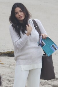 jenna-dewan-the-rookie-set-at-the-beach-in-malibu-12-18-2023-3.jpg