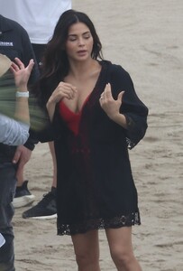 jenna-dewan-the-rookie-set-at-the-beach-in-malibu-12-18-2023-4.jpg