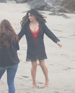 jenna-dewan-the-rookie-set-at-the-beach-in-malibu-12-18-2023-5.jpg