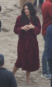 jenna-dewan-the-rookie-set-at-the-beach-in-malibu-12-18-2023-9.jpg