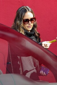 jessica-alba-out-in-west-hollywood-03-05-2024-3.jpg