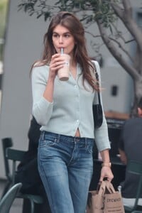 kaia-gerber-grabs-one-of-erewhon-s-famous-and-expensive-smoothies-los-angeles-03-05-2024-1.jpg