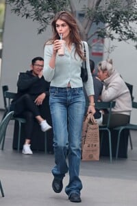 kaia-gerber-grabs-one-of-erewhon-s-famous-and-expensive-smoothies-los-angeles-03-05-2024-8.jpg