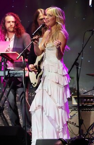 kate-hudson-performs-at-glaad-media-awards-in-beverly-hills-03-14-2024-5.jpg