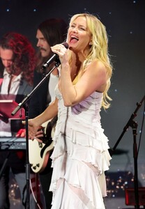 kate-hudson-performs-at-glaad-media-awards-in-beverly-hills-03-14-2024-7.jpg