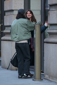 katie-holmes-and-suri-cruise-out-in-new-york-02-16-2024-4.jpg