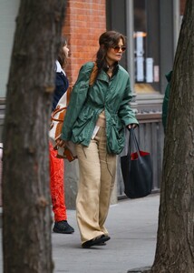 katie-holmes-and-suri-cruise-out-in-new-york-03-27-2024-0.jpg