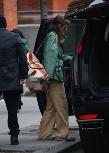 katie-holmes-and-suri-cruise-out-in-new-york-03-27-2024-2.jpg