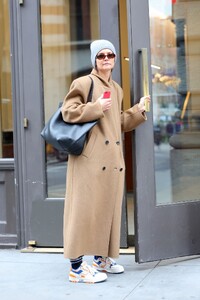 katie-holmes-in-a-camel-coat-a-grey-beanie-and-pony-brand-sneakers-in-soho-new-york-03-22-2024-1.thumb.jpg.cc86dfc068b9515a218c94b4c4bedf8d.jpg