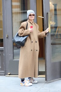 katie-holmes-in-a-camel-coat-a-grey-beanie-and-pony-brand-sneakers-in-soho-new-york-03-22-2024-3.thumb.jpg.2560ee24438e9360f967425cce18dc0b.jpg