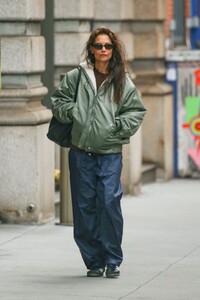 katie-holmes-in-a-green-olive-rain-jacket-and-navy-blue-rain-pants-in-nyc-02-27-2024-1.thumb.jpg.e67fdabdfd91605fd6fa3c84e3dd9e91.jpg