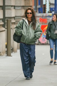 katie-holmes-in-a-green-olive-rain-jacket-and-navy-blue-rain-pants-in-nyc-02-27-2024-3.thumb.jpg.3f9735e505da99a920d85a7957205e71.jpg