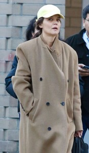 katie-holmes-makeup-free-in-manhattan-03-16-2024-1.jpg