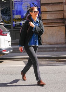 katie-holmes-out-for-a-stroll-in-new-york-03-16-2024-1.thumb.jpg.3cfde88a4fb049ea087b83257fb1f5d7.jpg