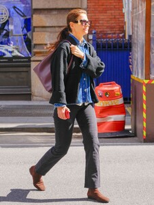 katie-holmes-out-for-a-stroll-in-new-york-03-16-2024-2.thumb.jpg.302388492d603a497ca16179d2fc6fca.jpg