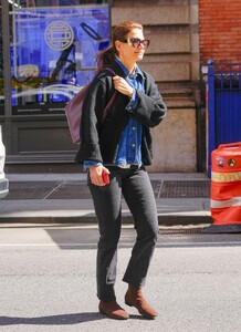 katie-holmes-out-for-a-stroll-in-new-york-03-16-2024-3.thumb.jpg.10d06c2bd70699facbba9487ede8ca9a.jpg