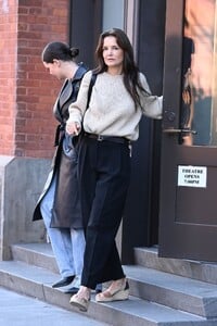katie-holmes-out-in-new-york-03-19-2024-4.thumb.jpg.d55ee164d979905205b1a926740b0011.jpg