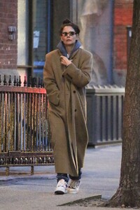 katie-holmes-out-in-new-york-city-03-13-2024-0.thumb.jpg.347dc0e6abfc59673038241fd7285a8b.jpg