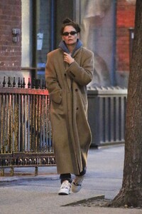 katie-holmes-out-in-new-york-city-03-13-2024-1.thumb.jpg.7952c2c03588e94311b2d13aa2bd2bcf.jpg