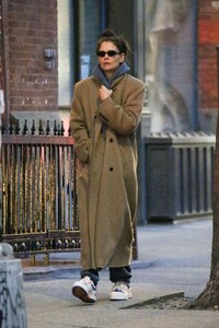 katie-holmes-out-in-new-york-city-03-13-2024-2.thumb.jpg.600952f0719b88e6ba26b00cc137a66e.jpg