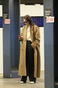 katie-holmes-waiting-for-a-uptown-train-in-nyc-03-24-2024-0.thumb.jpg.b783302ba728cca997769b2924ce55f9.jpg