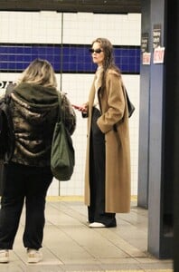 katie-holmes-waiting-for-a-uptown-train-in-nyc-03-24-2024-1.thumb.jpg.4e93a1402d5a0cb96b2bf3c2bdec1132.jpg