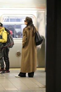 katie-holmes-waiting-for-a-uptown-train-in-nyc-03-24-2024-2.thumb.jpg.90424b1b119b66c16873848d97bc8d3a.jpg