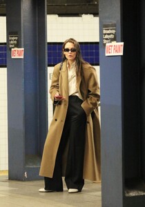 katie-holmes-waiting-for-a-uptown-train-in-nyc-03-24-2024-3.thumb.jpg.260a5edfb5d1c1a423f3c8b0d3fcfdbd.jpg