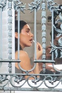 kendall-jenner-prepares-for-l-oreal-ad-shooting-in-paris-03-07-2024-1.jpg