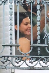 kendall-jenner-prepares-for-l-oreal-ad-shooting-in-paris-03-07-2024-2.jpg