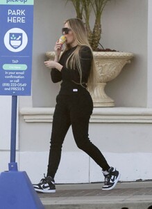 khloe-kardashian-out-in-calabasas-03-13-2024-0.jpg