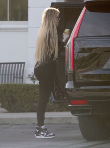 khloe-kardashian-out-in-calabasas-03-13-2024-4.jpg