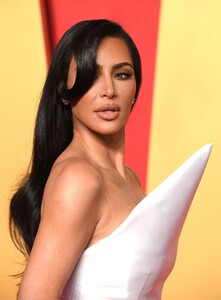 kim-kardashian-at-vanity-fair-oscar-party-in-beverly-hills-03-10-2024-12.jpg