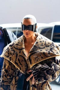 kim-kardashian-in-long-fur-jacket-at-costes-restaurant-in-paris-03-03-2024-1.jpg