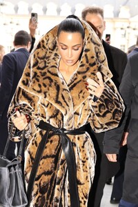kim-kardashian-in-long-fur-jacket-at-costes-restaurant-in-paris-03-03-2024-14.jpg