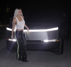 kim-kardashian-shows-off-new-hair-color-in-beverly-hills-02-23-2024-5.jpg