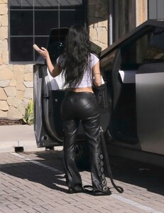 kim-kardashian-with-a-new-tesla-truck-in-malibu-02-22-2024-11.jpg
