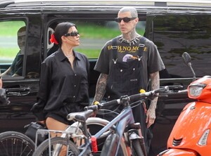 kourtney-kardashian-and-travis-barker-go-to-vegan-cafe-smith-and-deli-in-melbourne-02-28-2024-0.jpg