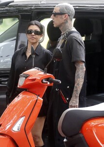 kourtney-kardashian-and-travis-barker-go-to-vegan-cafe-smith-and-deli-in-melbourne-02-28-2024-3.jpg