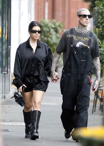 kourtney-kardashian-and-travis-barker-go-to-vegan-cafe-smith-and-deli-in-melbourne-02-28-2024-4.jpg