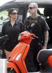 kourtney-kardashian-and-travis-barker-go-to-vegan-cafe-smith-and-deli-in-melbourne-02-28-2024-5.jpg