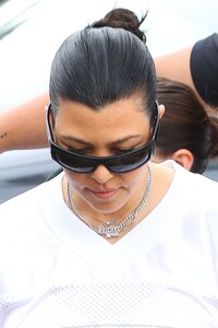 kourtney-kardashian-arriving-at-the-australian-restaurant-coogee-pavilion-in-sydney-02-08-2024-0.jpg