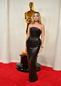 margot-robbie-en-la-alfombra-roja-de-los-premios-oscar-2024.webp