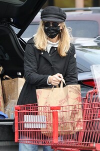 meg-ryan-at-trader-joe-s-in-santa-barbara-01-08-2023-1.jpg