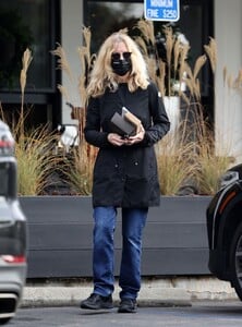 meg-ryan-christmas-shopping-in-santa-barbara-12-03-2022-1.jpg