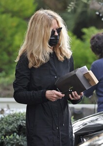 meg-ryan-christmas-shopping-in-santa-barbara-12-03-2022-4.jpg