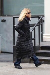 meg-ryan-in-a-long-puffer-jacket-manhattan-03-17-2023-1.thumb.jpg.b5bc94a646af2f46f051dfbff1949032.jpg