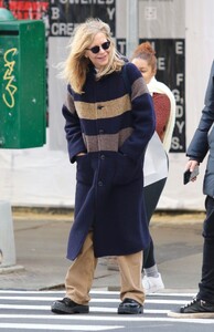 meg-ryan-in-a-navy-trench-coat-shopping-in-manhattan-s-soho-area-11-16-2022-0.thumb.jpg.e157af2d1c5e1a41432b912b78b8eb30.jpg